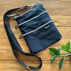 Baggallini Black Comrade 3-Zip Crossbody Bag EUC
